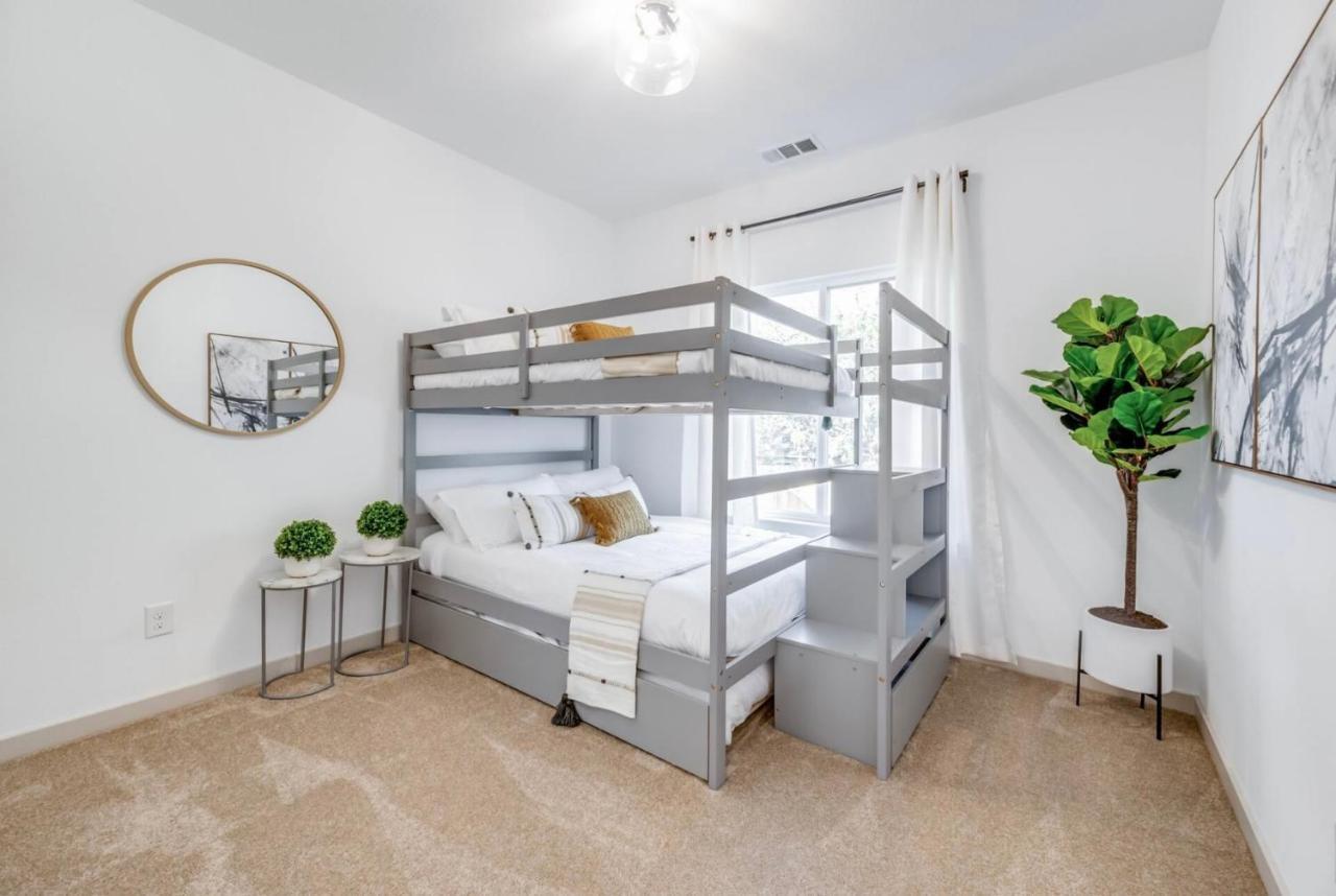 Stylish Townhome Near At&T Stadium, Globe Life, Six Flags & More Арлингтон Экстерьер фото
